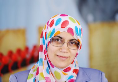 Müslüman Arap kadın yaklaşıyor.