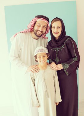 Arapça aile poz ve gülümseyen