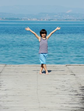 Küçük çocuk üzerinde yürüyen dock