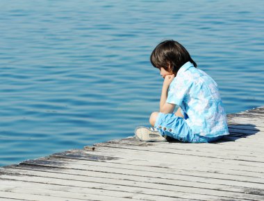 Güzel bir deniz ahşap iskelede tarafından çocuk