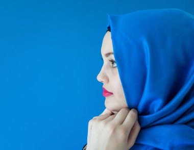 Güzel genç kadın bir eşarp ile