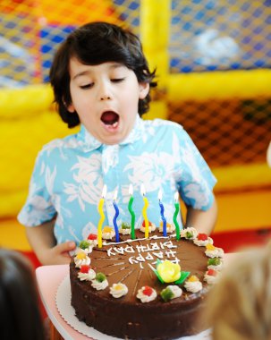 Çocuklar anaokulu Bahçesi doğum günü partisi kutluyor