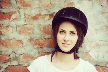 Mutlu genç kız duvara karşı