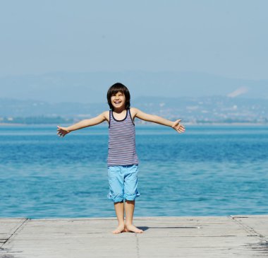 Küçük çocuk üzerinde yürüyen dock