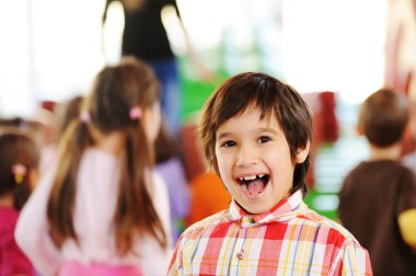 Çocuklar doğum gününü kutluyor