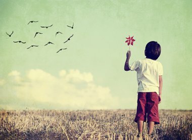 Doğada ayakta çocuk