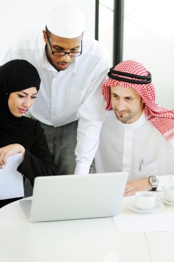 Ofiste çalışan Arap işadamları