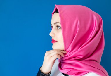 eşarp ile güzel kız