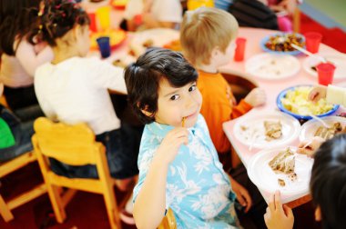 Çocuklar Doğum Günü Partisinde Eğleniyor