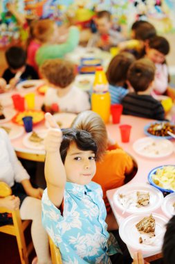 Oyun parkında oynayan çocuklar