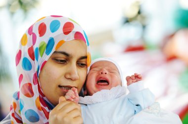 Müslüman anne ile bebek