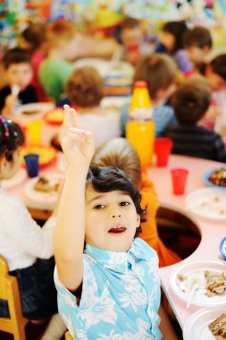 Çocuklar doğum gününü kutluyor