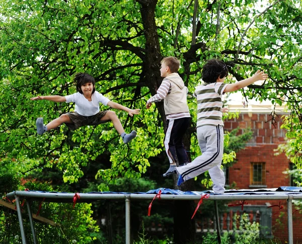 Gelukkige kinderen genieten van jeugd — Stockfoto