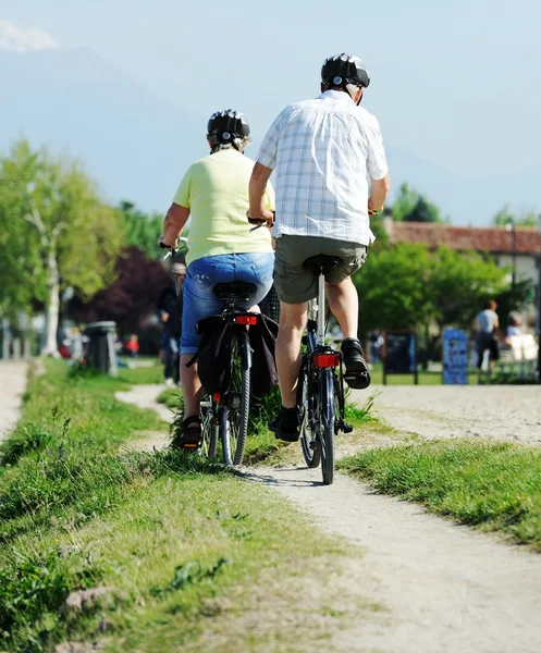 Menschen mit Fahrrädern zum Strand — Stockfoto