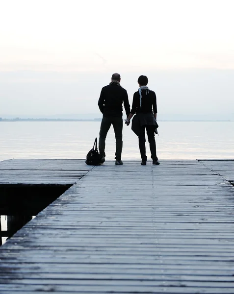 Couple on the wooden dock — Stock Photo, Image