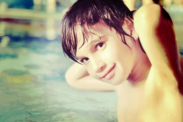 Barnen njuter av simning — Stockfoto