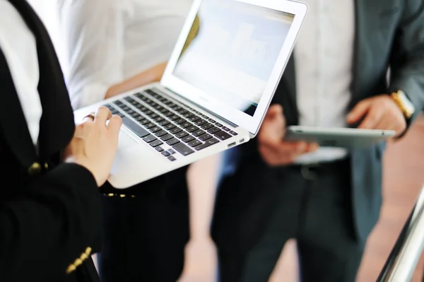 Geschäftsleute Die Büro Mit Laptops Und Tablets Arbeiten — Stockfoto