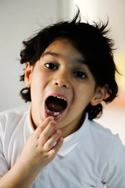 Kind besucht Zahnarztpraxis im Krankenhaus — Stockfoto