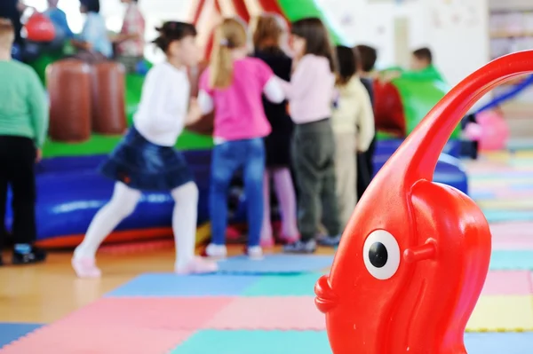 Τα παιδιά παίζουν στην παιδική χαρά πολύχρωμο ΝΗΠΙΑΓΩΓΕΙΟ — Φωτογραφία Αρχείου