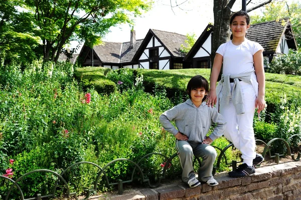 Bambini nel giardino di casa — Foto Stock