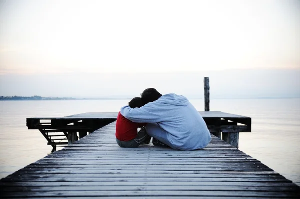 Vader en zoon op houten dok — Stockfoto