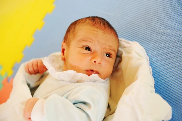 Pasgeboren baby verscheidene dagen oud — Stockfoto