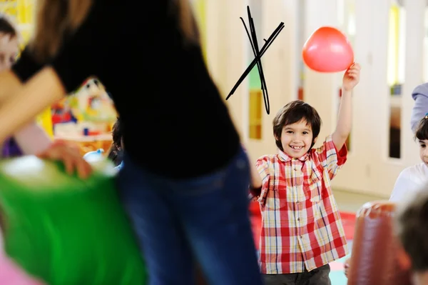 Kinder feiern Geburtstagsparty — Stockfoto