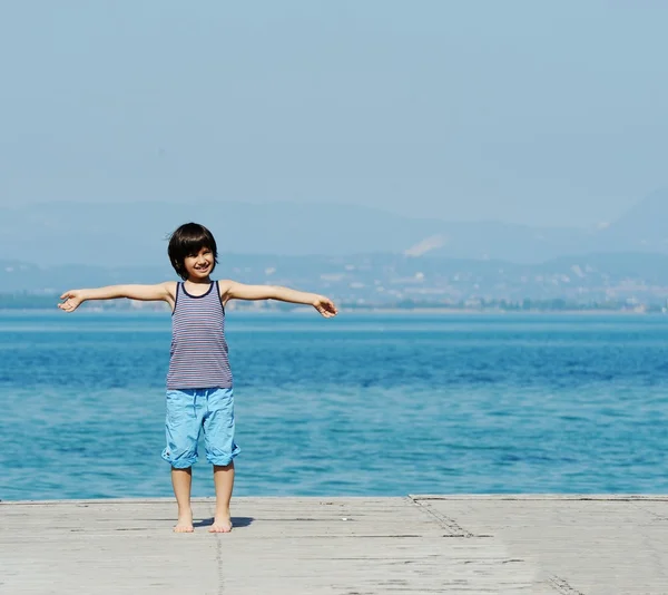 Menino caminhando na doca — Fotografia de Stock