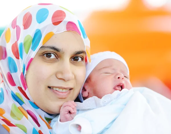 Muslimsk mor med baby — Stockfoto