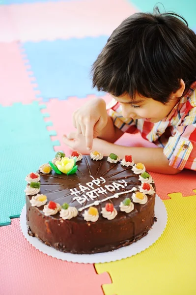 Kind bei Geburtstagsfeier auf Kindergartenspielplatz — Stockfoto