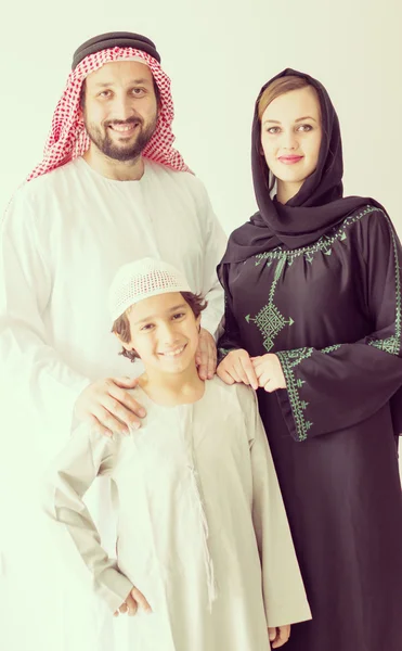 Família árabe posando e sorrindo — Fotografia de Stock