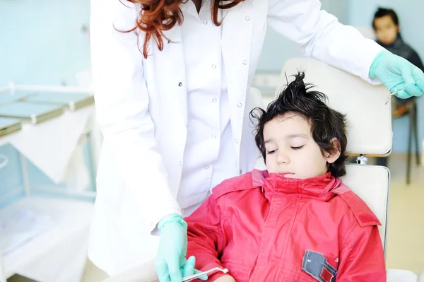 Criança visitando consultório de dentista no hospital — Fotografia de Stock