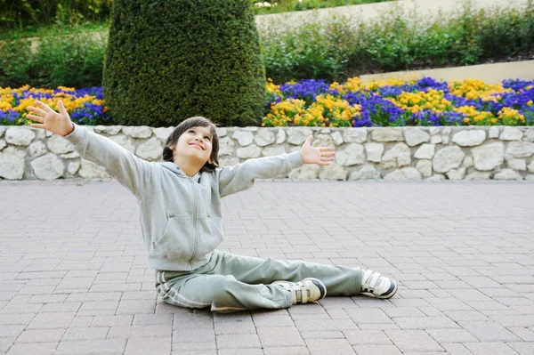 Kind verbringt Freizeit im Park — Stockfoto