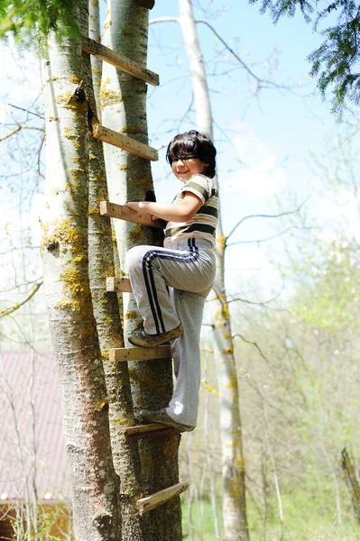 Niño feliz disfrutando de la infancia — Foto de Stock