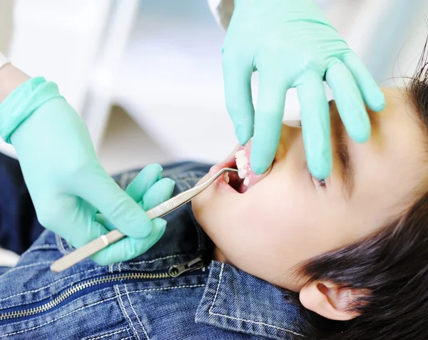 Kid visiting dentist office in hospital — Stock Photo, Image