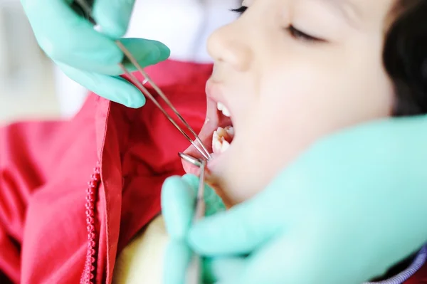 Criança visitando consultório de dentista no hospital — Fotografia de Stock