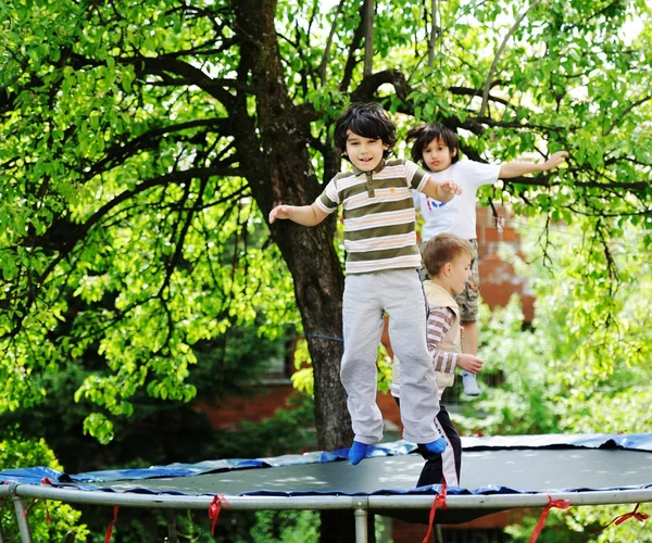 Enfants heureux jouissant de l'enfance — Photo