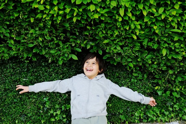 Kid passar tempo livre no parque — Fotografia de Stock