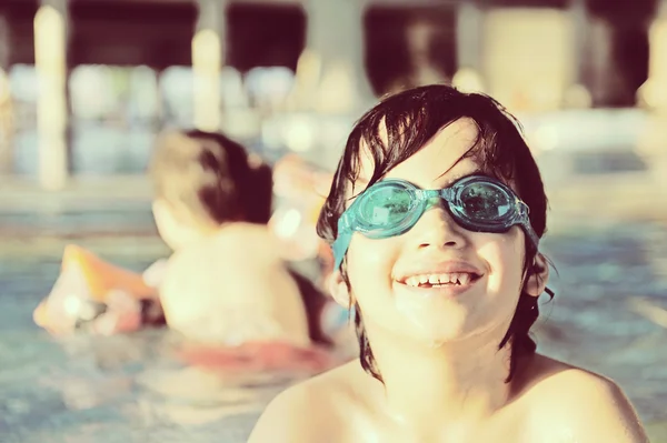 Niños disfrutando nadar —  Fotos de Stock
