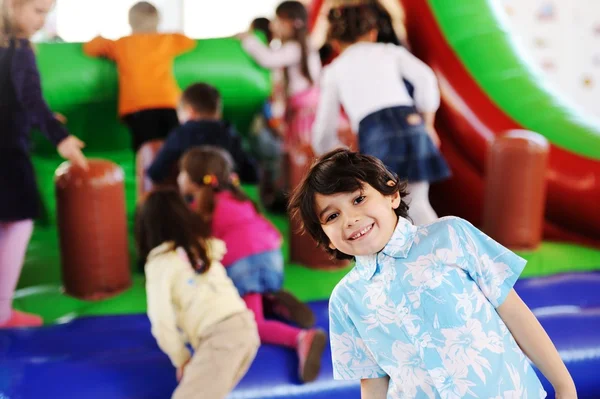 Niños celebrando fiesta de cumpleaños — Foto de Stock