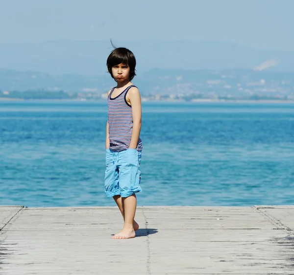 Ragazzino che cammina sul molo — Foto Stock