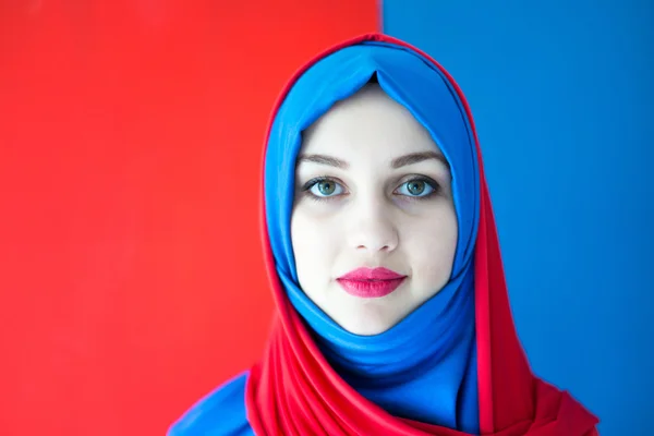 아름 다운 아랍 소녀 스카프 — 스톡 사진