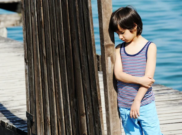 Kleiner Junge auf der Anklagebank — Stockfoto