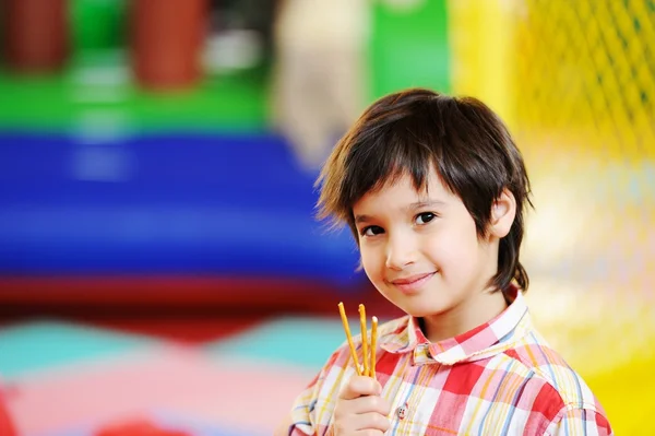 Niño jugando en el patio — Foto de Stock