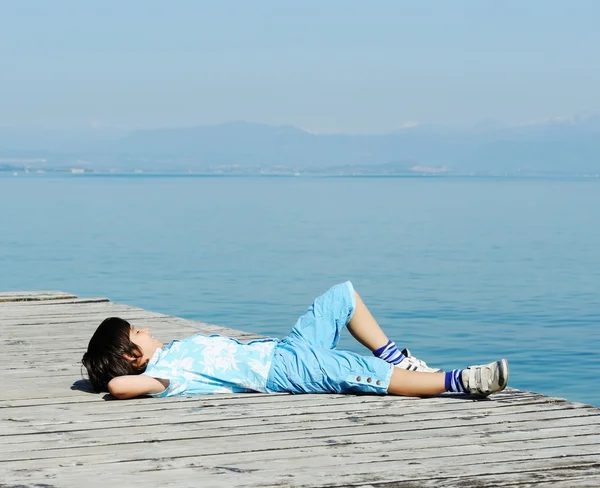 Rapaz numa bela doca de lago — Fotografia de Stock