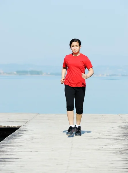 Chica en el muelle de madera —  Fotos de Stock