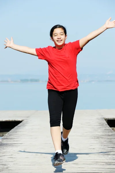 Chica en el muelle de madera — Foto de Stock