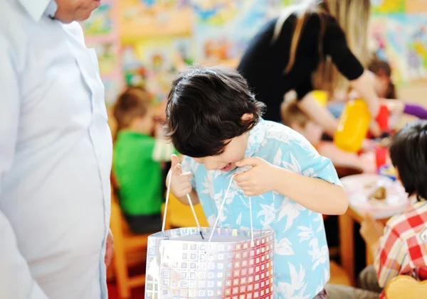 Kinder feiern Geburtstagsparty — Stockfoto