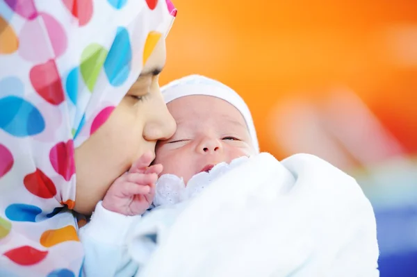 Müslüman anne ile bebek — Stok fotoğraf