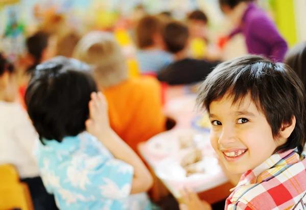 Kinderen vieren verjaardagsfeestje — Stockfoto